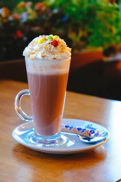 Sütlü buzlu kahve. Buzlu kahve. Elinde bir bardak buzlu kahve tutan kadın..