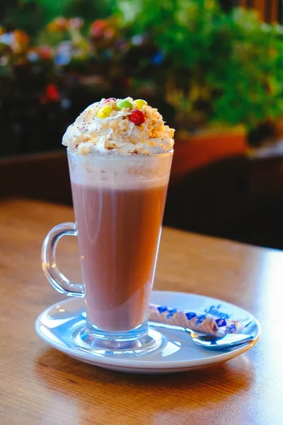 Sütlü buzlu kahve. Buzlu kahve. Elinde bir bardak buzlu kahve tutan kadın..