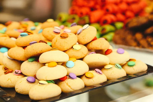 Bir grup çeşit kurabiye. Çikolata parçacıklı, yulaflı, kuru üzümlü, beyaz çikolatalı.