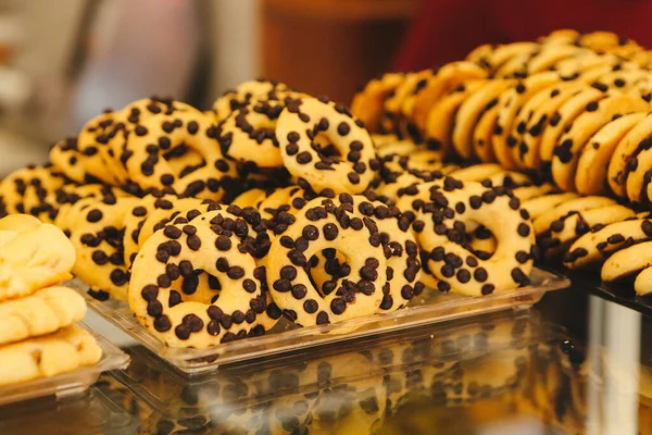 Bir grup çeşit kurabiye. Çikolata parçacıklı, yulaflı, kuru üzümlü, beyaz çikolatalı.