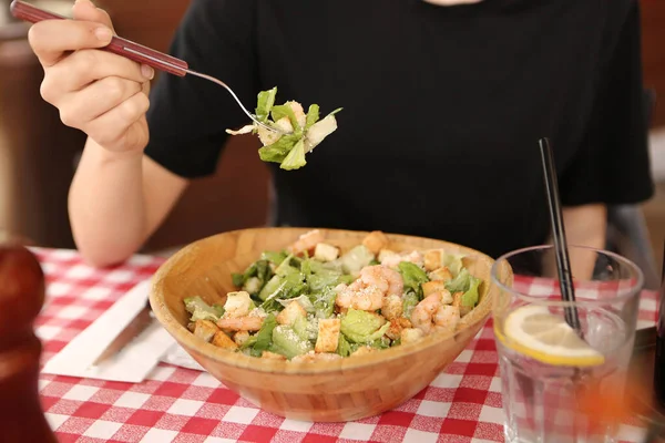 Retrato Atraente Mulher Branca Sorrindo Comer Salada Foco Mão Garfo — Fotografia de Stock