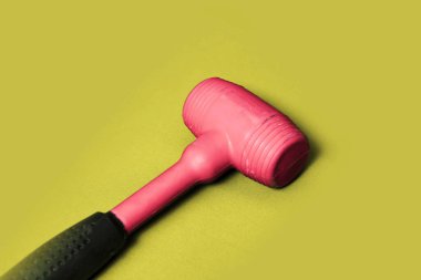 kırmızı ve siyah plastik çekiç