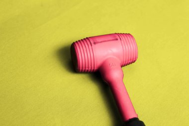 kırmızı ve siyah plastik çekiç