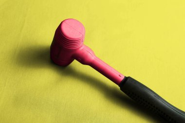 kırmızı ve siyah plastik çekiç