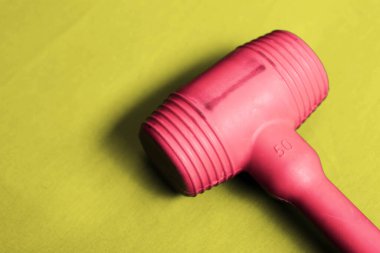 kırmızı ve siyah plastik çekiç