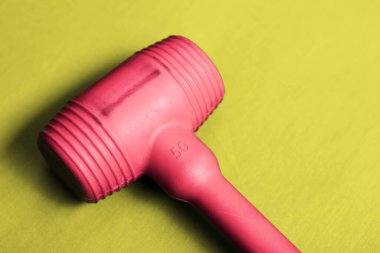 kırmızı ve siyah plastik çekiç