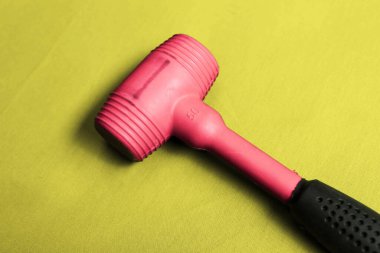 kırmızı ve siyah plastik çekiç