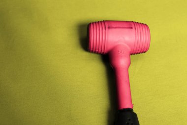 kırmızı ve siyah plastik çekiç