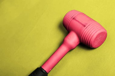 kırmızı ve siyah plastik çekiç