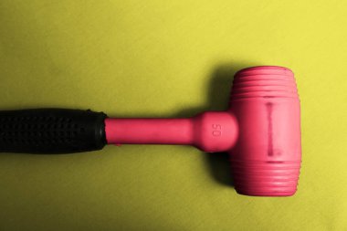 kırmızı ve siyah plastik çekiç