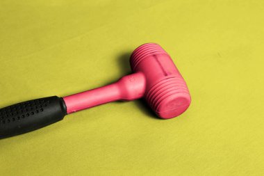 kırmızı ve siyah plastik çekiç