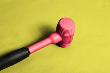 kırmızı ve siyah plastik çekiç