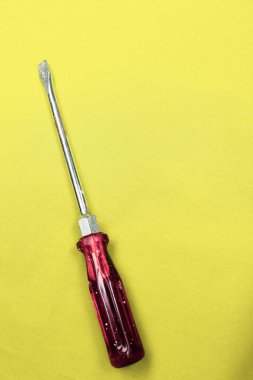 Plastik saplı tornavida.