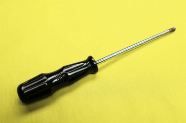 Plastik saplı tornavida.