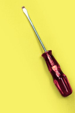 Plastik saplı tornavida.