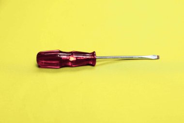 Plastik saplı tornavida.