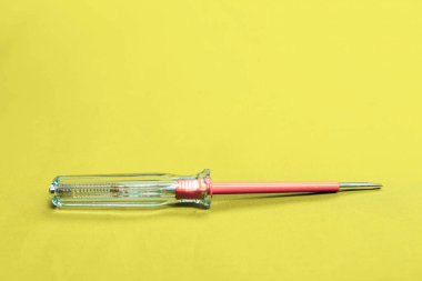 Plastik saplı tornavida.