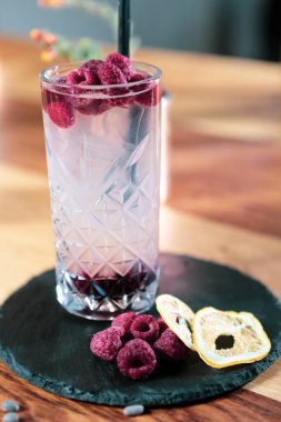 Lokantadaki masada alkol kokteyli.