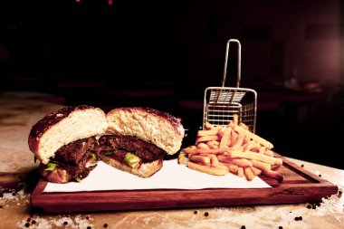 Taze sebzeli ev yapımı hamburger.