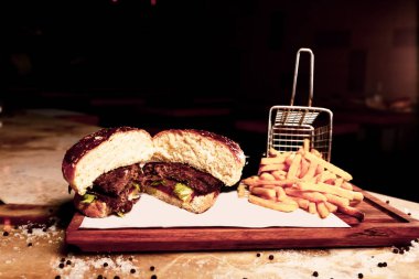 Taze sebzeli ev yapımı hamburger.