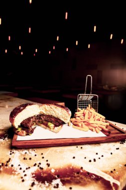 Taze sebzeli ev yapımı hamburger.