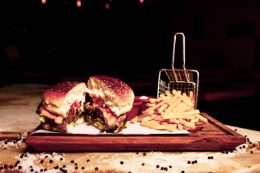 Taze sebzeli ev yapımı hamburger.