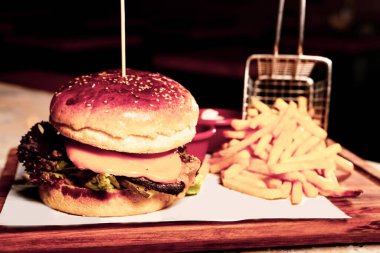 Taze sebzeli ev yapımı hamburger.