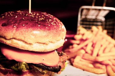 Taze sebzeli ev yapımı hamburger.