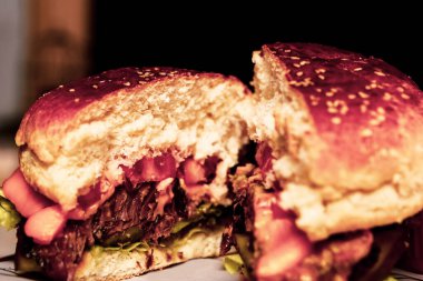 Taze sebzeli ev yapımı hamburger.