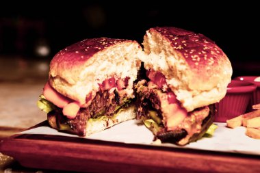 Taze sebzeli ev yapımı hamburger.