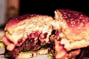 Taze sebzeli ev yapımı hamburger.