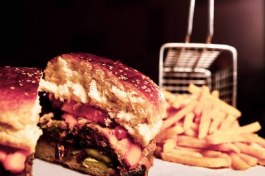 Taze sebzeli ev yapımı hamburger.