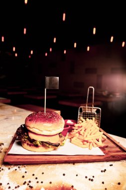 Taze sebzeli ev yapımı hamburger.