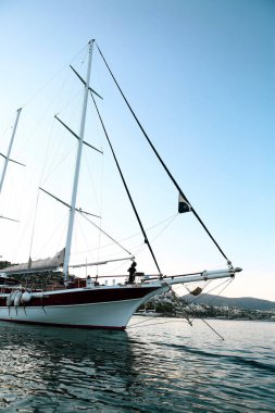 Denizde bir yat.