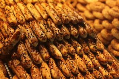 Bir grup çeşit kurabiye. Çikolata parçacıklı, yulaflı, kuru üzümlü, beyaz çikolatalı.