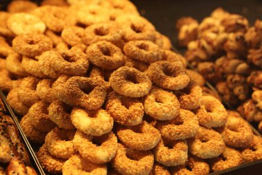 Bir grup çeşit kurabiye. Çikolata parçacıklı, yulaflı, kuru üzümlü, beyaz çikolatalı.