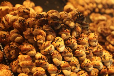 Bir grup çeşit kurabiye. Çikolata parçacıklı, yulaflı, kuru üzümlü, beyaz çikolatalı.