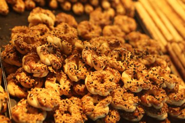 Bir grup çeşit kurabiye. Çikolata parçacıklı, yulaflı, kuru üzümlü, beyaz çikolatalı.