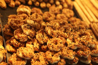 Bir grup çeşit kurabiye. Çikolata parçacıklı, yulaflı, kuru üzümlü, beyaz çikolatalı.