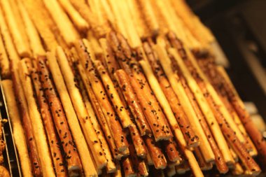 Bir grup çeşit kurabiye. Çikolata parçacıklı, yulaflı, kuru üzümlü, beyaz çikolatalı.