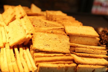 Bir grup çeşit kurabiye. Çikolata parçacıklı, yulaflı, kuru üzümlü, beyaz çikolatalı.