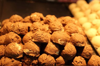 Bir grup çeşit kurabiye. Çikolata parçacıklı, yulaflı, kuru üzümlü, beyaz çikolatalı.