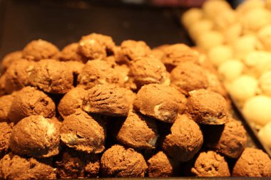 Bir grup çeşit kurabiye. Çikolata parçacıklı, yulaflı, kuru üzümlü, beyaz çikolatalı.