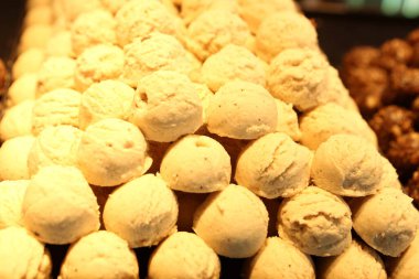 Bir grup çeşit kurabiye. Çikolata parçacıklı, yulaflı, kuru üzümlü, beyaz çikolatalı.