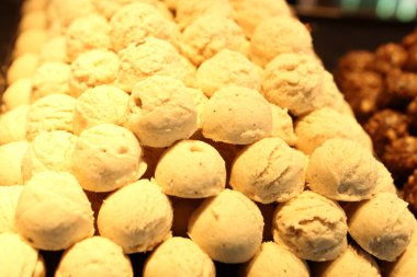 Bir grup çeşit kurabiye. Çikolata parçacıklı, yulaflı, kuru üzümlü, beyaz çikolatalı.