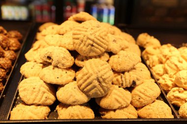 Bir grup çeşit kurabiye. Çikolata parçacıklı, yulaflı, kuru üzümlü, beyaz çikolatalı.