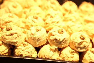 Bir grup çeşit kurabiye. Çikolata parçacıklı, yulaflı, kuru üzümlü, beyaz çikolatalı.