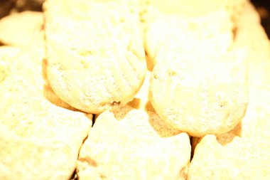 Bir grup çeşit kurabiye. Çikolata parçacıklı, yulaflı, kuru üzümlü, beyaz çikolatalı.