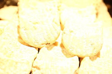 Bir grup çeşit kurabiye. Çikolata parçacıklı, yulaflı, kuru üzümlü, beyaz çikolatalı.