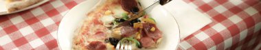 Lezzetli karışık İtalyan pizzası.